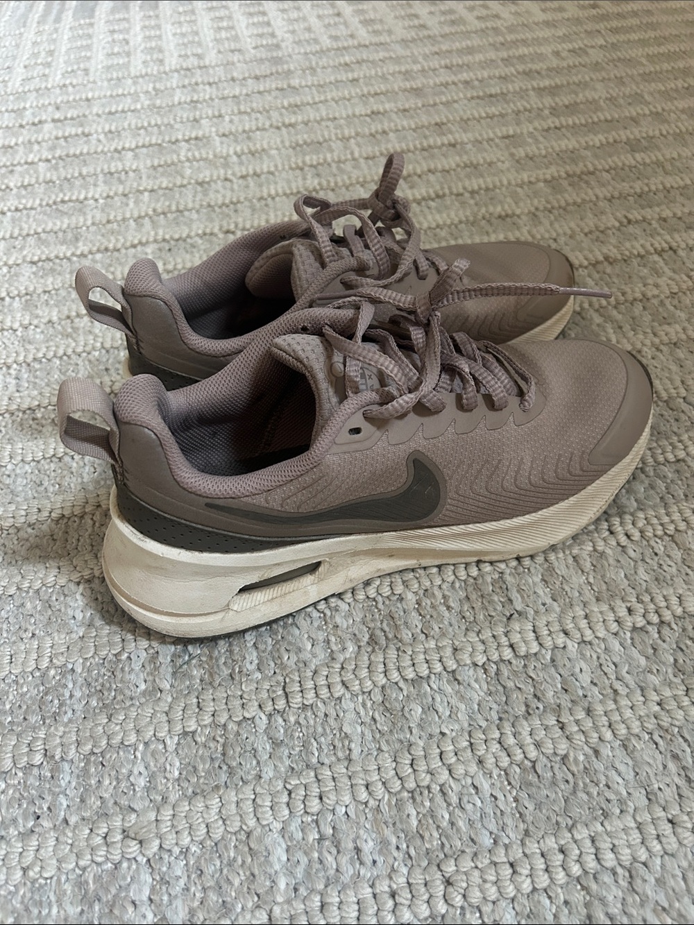 WOMEN'S NIKE AIR MAX NUAXIS RUNNING SHOES color malt